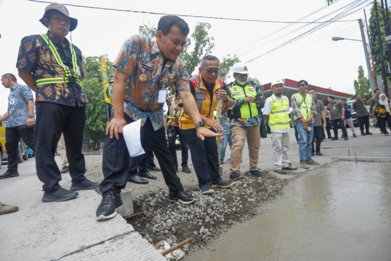 Gubernur Jawa Tengah Ahmad Luthfi memantau perbaikan jalan di lapangan. (FOTO: Dok Humasprov)