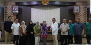 Komisi C memberikan cendera mata kepada Pemkab Tegal di Slawi.(foto:Dok Humas)
