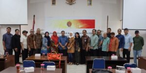 Komisi A DPRD Jateng berfoto Bersama jajaran Kantor Badan Kesbangpol DIY guna studi komparasi strategi penanganan konflik sosial dan penanggulangan premanisme.(foto: Dok Humas)