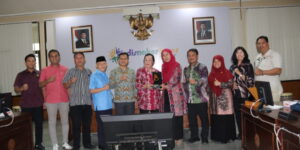 Jajaran Komisi E DPRD Jateng foto bersama dengan perwakilan Dinas Tenaga Kerja dan Transmigrasi (Disnakertrans) Provinsi Jawa Barat.(foto: Dok Humas)