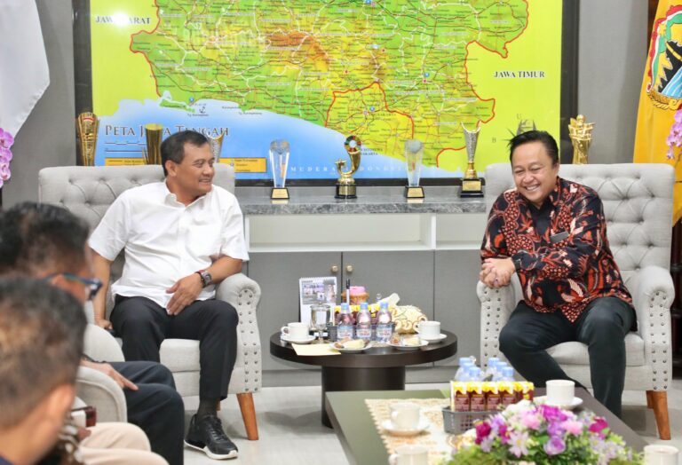 Gubernur Jateng Ahmad Lutfi menerima kunjungan Panitia Friendship Run Bank Jateng Borobudur Marathon 2025 yang diketuai Lukminto Wibowo (Direktur Bisnis Kompas) di ruang kerjanya, Jumat (12/9).(FOTO: Dok Humasprov)