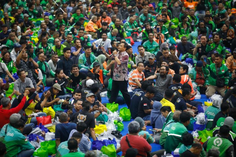 Gubernur Jateng AhmadLutfi menemui ribuan driver ojek online (ojol) dan angkutan sewa (ASK) di GOR Jatidiri Semarang, Jumat (12/9). (FOTO: Dok Humasprov)