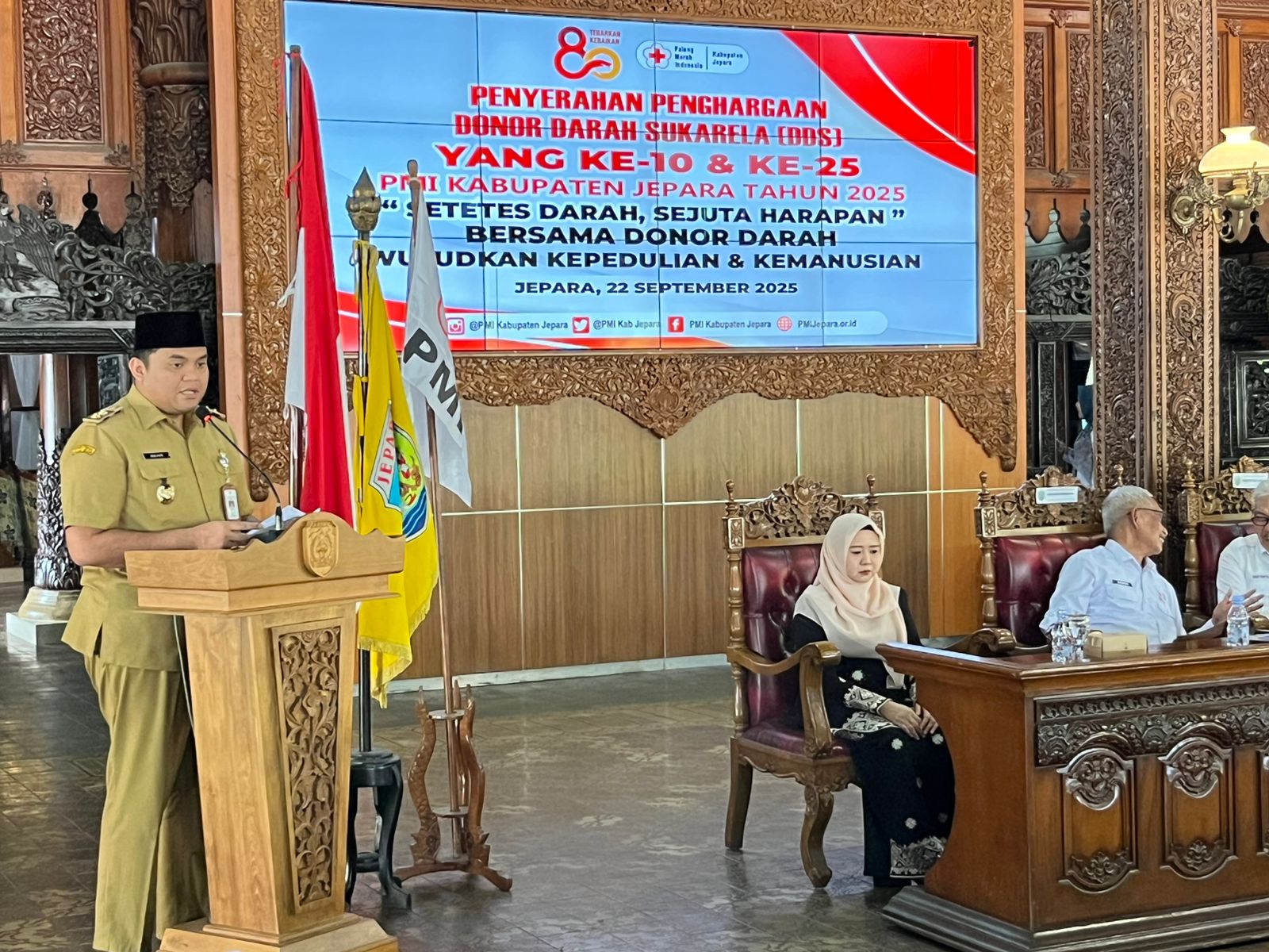 Wakil Bupati Jepara Muhammad Ibnu Hajar (Gus Hajar), mewakili Bupati Jepara H. Witiarso Utomo, memberi sambutan pada acara Penyerahan Penghargaan Donor Darah Sukarela dan Peringatan HUT ke-80 PMI, Senin (22/9/2025) di Pendopo R.A Kartini. (FOTO: Dok Kominfo)