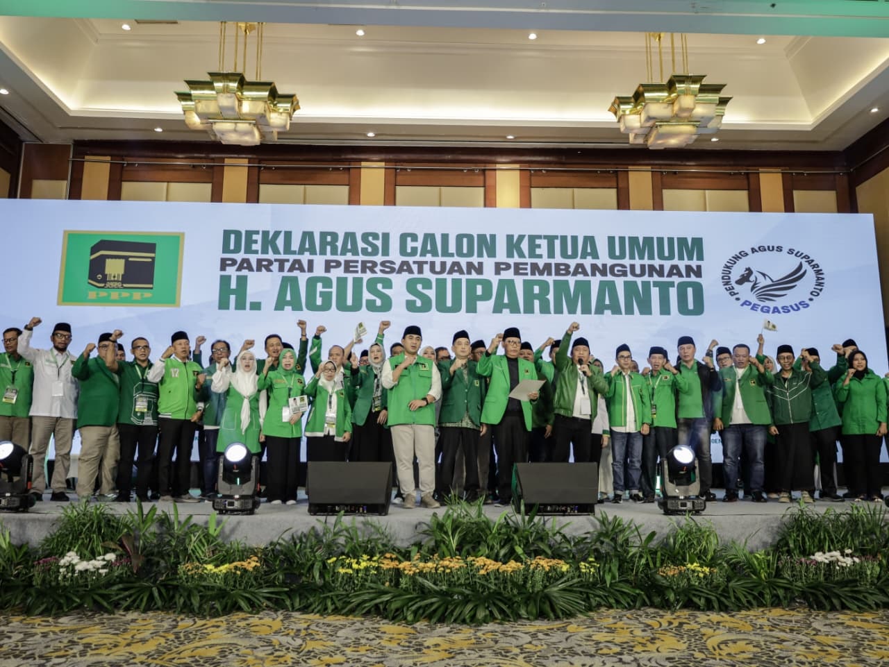 Didukung 27 DPW Se-Indonesia Calon Ketua Umum Partai Persatuan Pembangunan (PPP) Agus Suparmanto berfoto Bersama usai konpers di Hotel Borobudur Jakarta, Jumat (26/9) semalam. (Foto Istimewa).