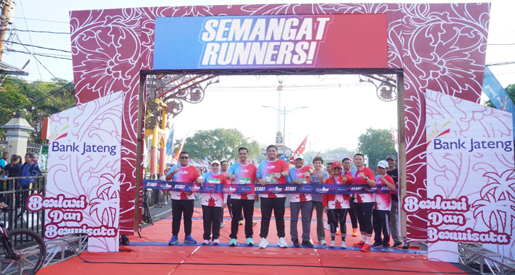 Bupati Jepara H. Witiarso Utomo, Wakil Bupati Jepara Muhammad Ibnu Hajar, Sekda Jepara Ary Bachtiar serta unsur Forkopimda Kabupaten Jepara Minggu (21/9/2025) berfoto bersama sebelum ajang lari UkirRun 2025 di kawasan Alun-Alun 1 Jepara. (FOTO: Dok Kominfo)