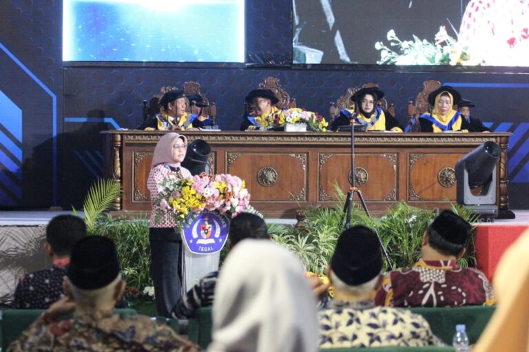 UPS Tegal Wisuda 876 Mahasiswa, Rektor Tekankan Generasi Unggul Berkarakter di Era Digital