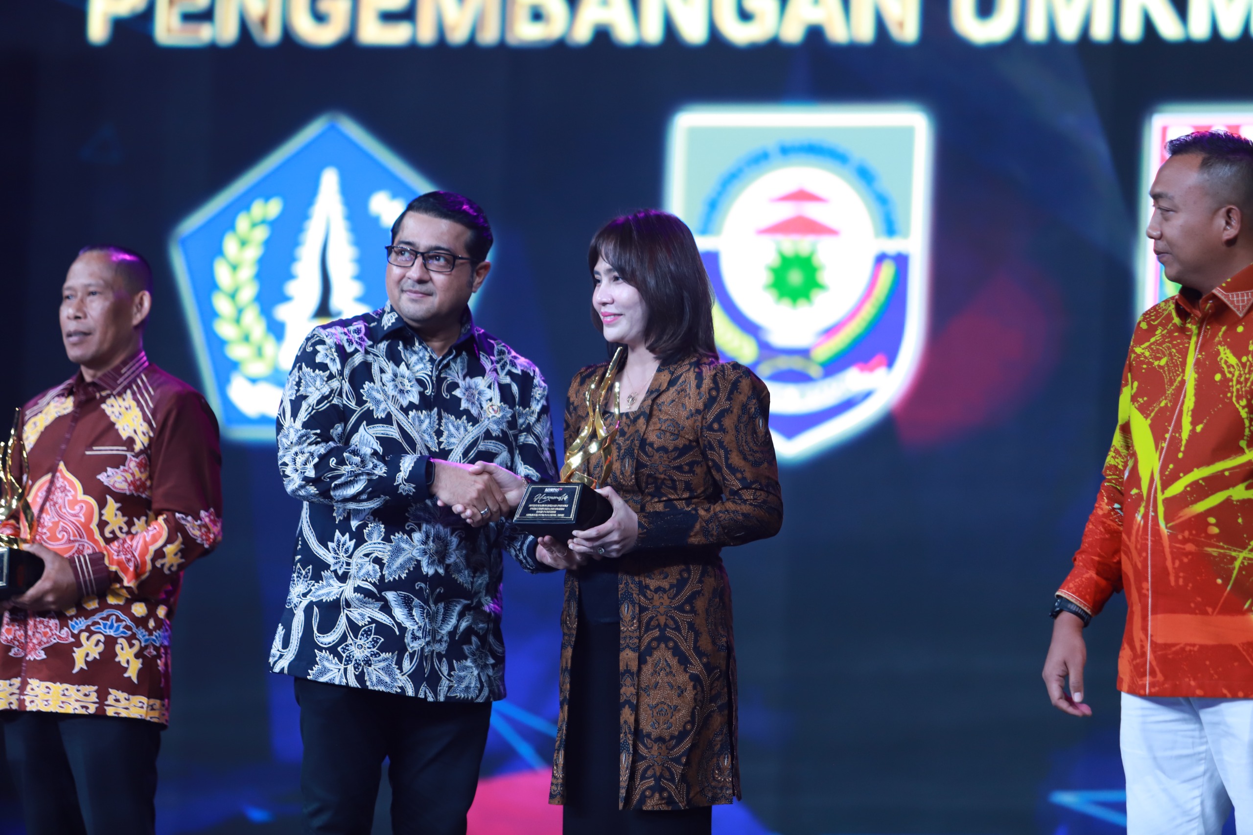 Menteri Ekonomi Kreatif Teuku Riefky Harsya menyerahkan penghargaan Kompas TV kepada Wali Kota Semarang, Agustina Wilujeng yang diwakili Kepala Dinas Koperasi dan Usaha Mikro Kota Semarang, Margaritha Mita Dewi Sopha, di The Tribrata Hotel & Conventions Center Darmawangsa, Jakarta, Kamis (11/9) malam. (FOTO: Dok Humas)