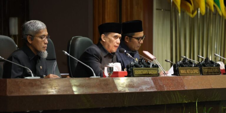 Pimpinan DPRD Provinsi Jateng dalam rapat paripurna, Senin (15/9/2025). (foto:Dok Humas)