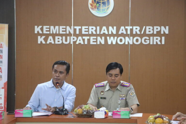 Wakil Ketua Komisi A Mukafi Fadli(kiri) dan Kepala Kantor Pertanahan Wonogiri, Wahyu Heriyadi. (FOTO: Dok Humas)