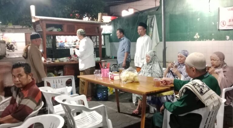Pusat kuliner malam di Masjid Al Muhajirin Palebon, Kota Semarang