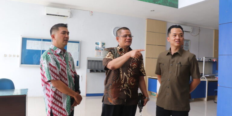 Komisi C DPRD Provinsi Jateng di Kantor BPR BKK Banjarharjo, Kabupaten Brebes, Senin (8/9), untuk memantau kinerja keuangan BPR BKK. (foto Dok Humas)