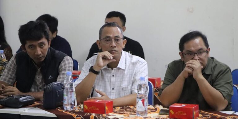 Komisi D mendengarkan paparan dari Balai Pengelolaan Sumber Daya Air (PSDA) Serayu Citandui di Purwokerto.(foto: Dok Humas)