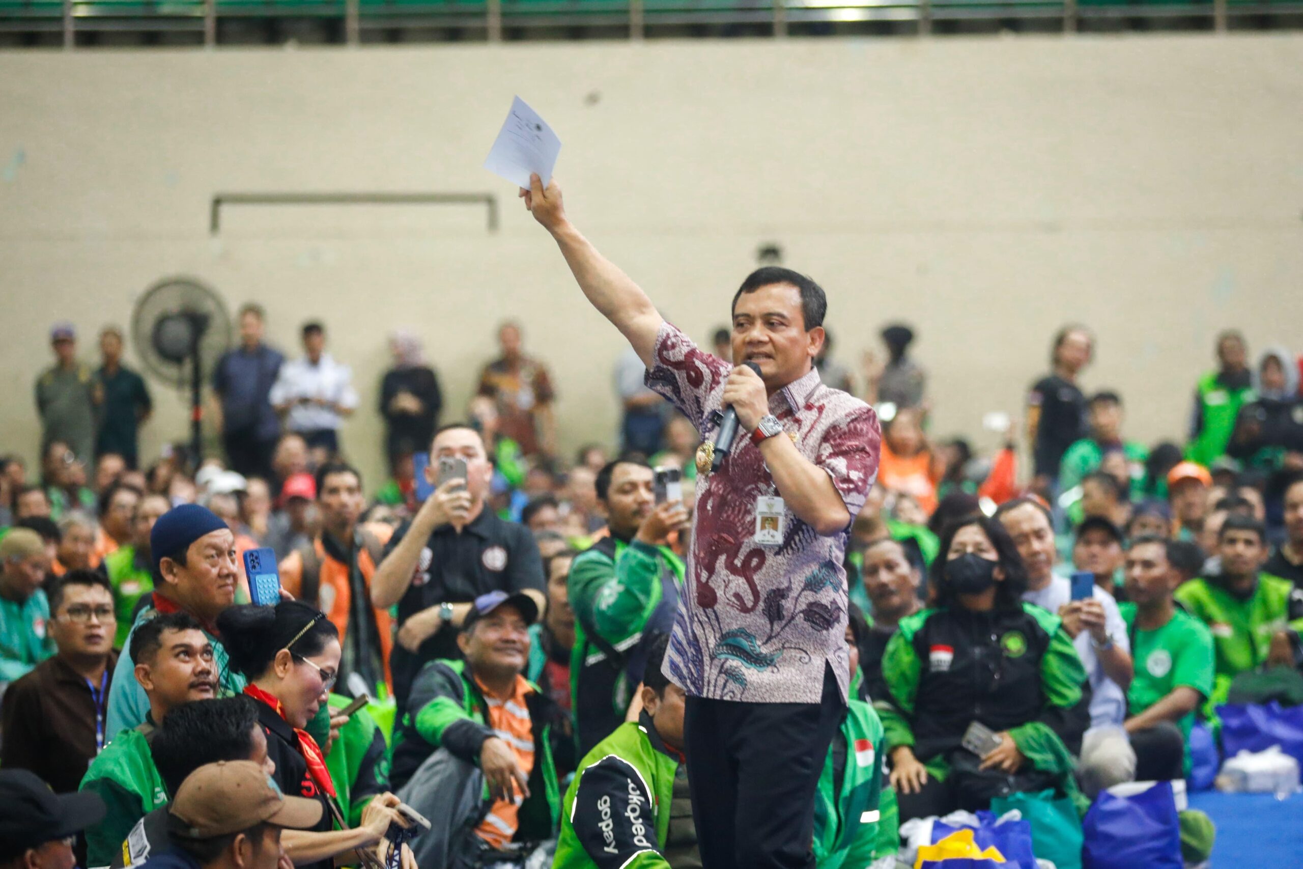 Gubernur Jateng Ahmad Lutfi berdialog dengan ribuan pengemudi ojek online dan angkutan sewa khusus di GOR Jatidiri, Jumat (12/9). (FOTO: Dok Humasprov)