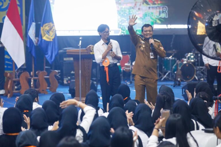 Gubernur Jawa Tengah Ahmad Luthfi memotivasi 2.848 mahasiswa baru Universitas Semarang (USM) dalam acara Pengenalan Akademik dan Kegiatan Mahasiswa (Pakem) USM, Senin, (15/9). (FOTO: Dok Humasprov)