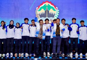 Gubernur Jateng Ahmad lutfi berfoto bersama para atlet Pomnas XIX (FOTO: Dok Humas).