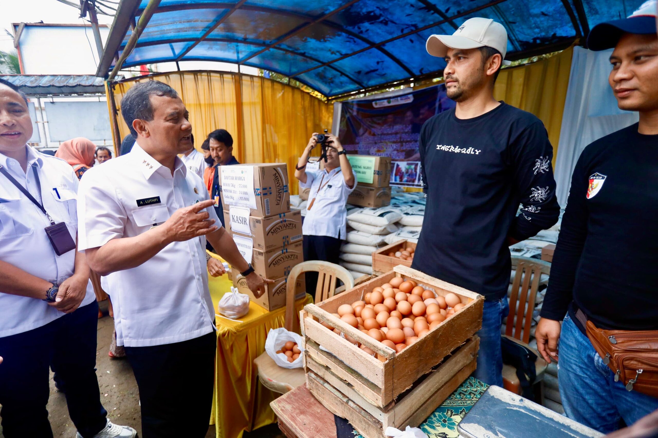 Gubernur Jateng Ahmad Lutfi meninjau pelaksanaan Gerakan Pangan Murah (GPM), Jumat (19/9). (FOTO: Dok Humasprov)