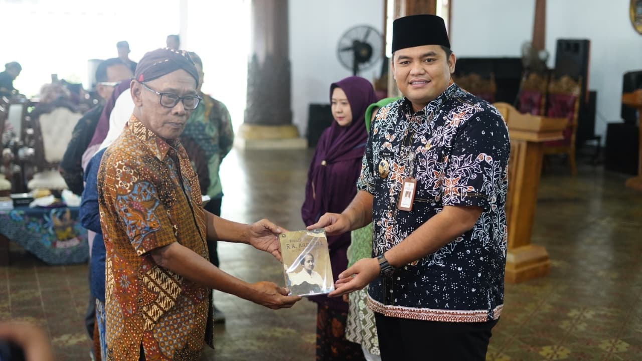 Wakil Bupati Jepara Muhammad Ibnu Hajar, mewakili Bupati H. Witiarso Utomo menyerahkan buku berjudul "Mozaik Gagasan RA Kartini Untuk Bangsanya" di Pendapa Kartini, Kamis (18/9). (FOTO: Dok Kominfo)