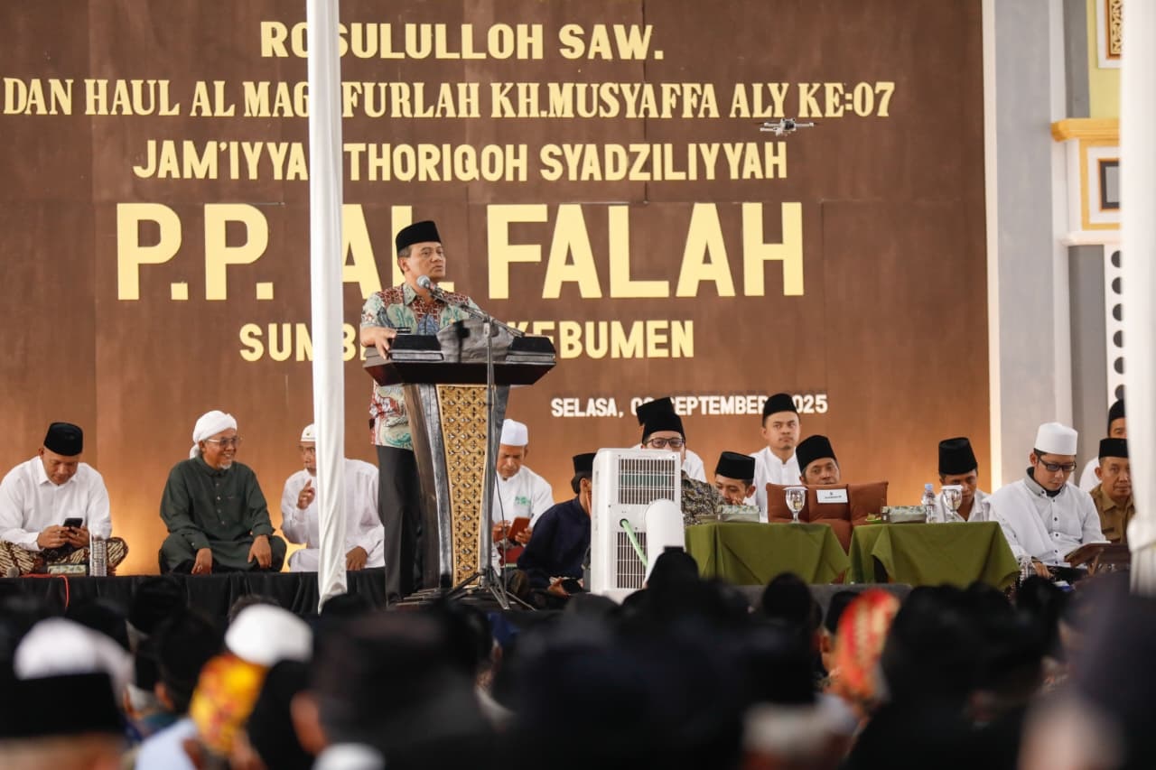 Gubernur Jawa Tengah, Ahmad Luthfi, di depan ribuan Jam'iyyah Thoriqoh Syadziliyyah Pondok Pesantren Al Falah Sumberadi, Kabupaten Kebumen, Selasa, (9/9). (Foto: Dok Humasprov)