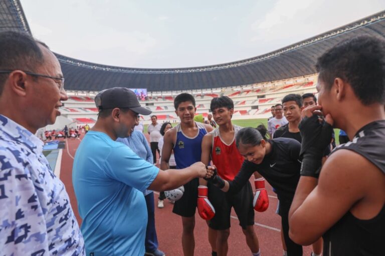 Wakil Gubernur Jawa Tengah Taj Yasin Maimoen (Gus Yasin), menyalami para atlet saat hadir di Haornas 2025, di kompleks Gelanggang Olahraga (GOR) Jatidiri, Kota Semarang, Selasa sore, (9/9). (Foto: Dok Humasprov)