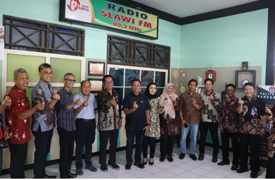 Komisi A DPRD Provinsi Jateng berfoto bersama awak Radio Slawi FM belum lama ini. (Foto: Dok Humas)