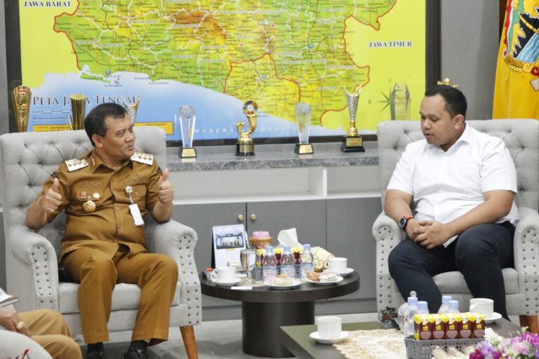 Ketua Perbasi Jawa Tengah, Bagus Andrean John saat audiensi dengan Gubernur Jawa Tengah Ahmad Luthfi di ruang kerja Gubernur, Senin (13/10). [Foto: Dok Humasprov]