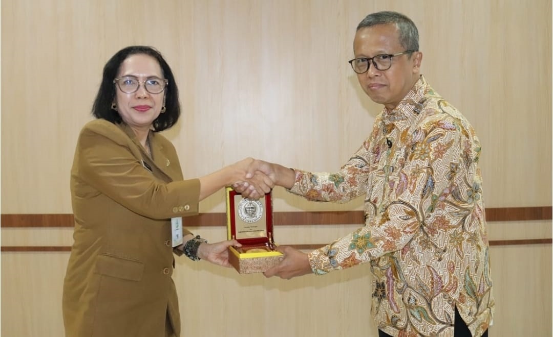 Ketua Komisi C Bambang Hariyanto Baharudin bertukar cinderamata dengan Direktur Utama RSI Hadi Medan Dr Sri Suriyani Purnamawati (Foto: Dok Humas)