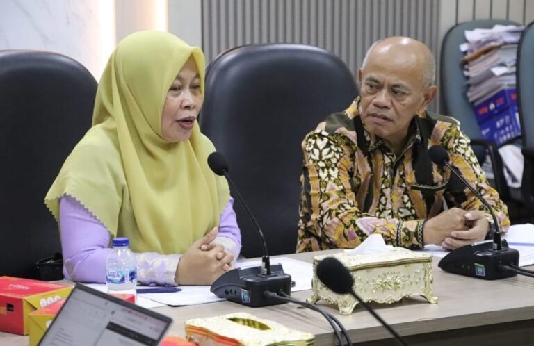 Ketua Bapemperda DPRD Provinsi Jateng Iskandar Zulkarnaen dan Ketua Bapemperda DPRD Kota Batam Siti Nurlaila (Foto Ist).