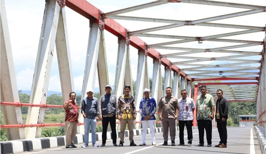 Komisi D DPRD Jateng bersama Dinas PU Bina Marga Cipta Karya Kabupaten Magelang meninjau Jembatan Rejosari belum lama ini. (Foto: Dok Humas)