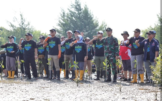 DPRD Provinsi Jateng mendukung Penanaman Mangrove Serentak Mageri Segoro 2025 di Pantai Muara Kencana, Kendal, Rabu (15/10). [Foto: Dok Humas]