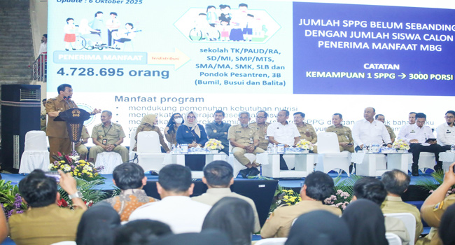 Gubernur Jateng Ahmad Lutfi memberi pengarahan dalam Rapat Koordinasi MBG bersama Badan Gizi Nasional (BGN) di GOR Jatidiri, Semarang, Senin (6/10).(FOTO: DokHumasprov)