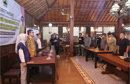 Focus Group Discussion (FGD 'Media, Targetable Streaming, Marketing, & Jurnalisme di Indonesia' itu digelar di Pendopo Warung Masduki, Kota Pekalongan, Kamis (16/10). [Foto: Dok Humas]