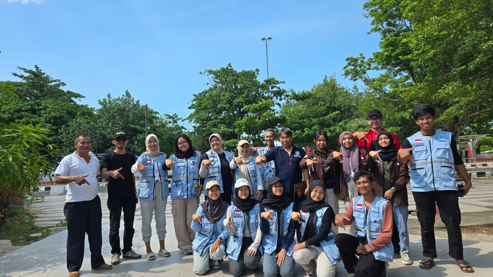 Mahasiswa Fakultas Teknik Universitas Gadjah Mada (UGM) melakukan penelitian berbasis data spasial di kawasan Pantai Bandengan, Jepara, Selasa (28/9). (Foto: Dok Kominfo)
