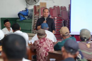 Ketua DPRD Jateng Sumanto bercengkerama dengan Gabungan Kelompok Tani (Gapoktan) Tritani Mulyo, di Desa Jaten, Kecamatan Jaten, Kabupaten Karanganyar.