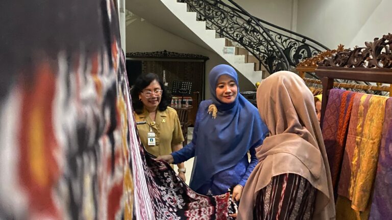 Ketua Dewan Kerajinan Nasional Daerah (Dekranasda) Provinsi Jawa Tengah Nawal Arafah Yasin, menyaksikan Tenun Troso di Desa Troso, Kecamatan Pecangaan, Senin (29/9). (Foto: Dok Kominfo)