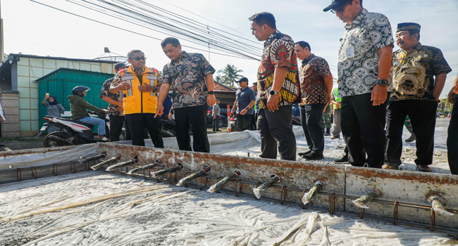 Gubernur Jawa Tengah Ahmad Luthfi meninjau langsung preservasi ruas Jalan Wiradesa-Kajen (5,475 KM), di Kabupaten Pekalongan, Kamis (2/10). (FOTO: Dok Humas)