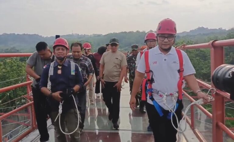 Jembatan Kaca Tinjomoyo