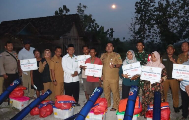 Bupati Blora Tinjau Korban Puting Beliung di Getas, Serahkan Bantuan Langsung