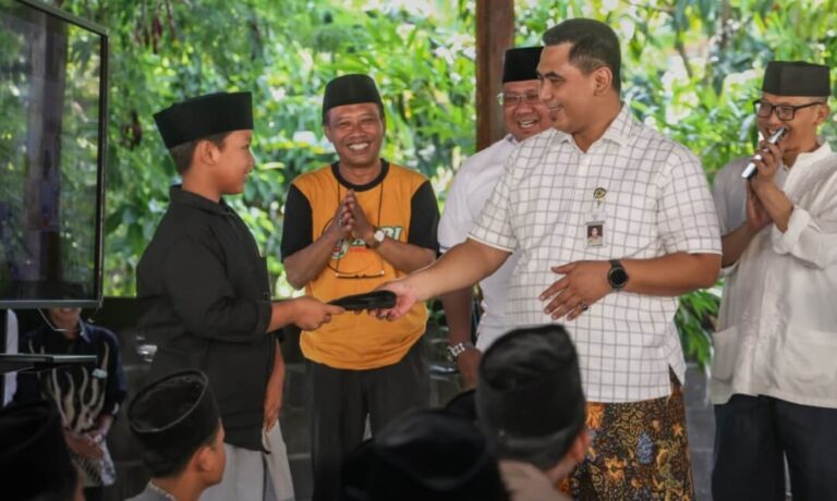 Jelang Hari Santri 2025, Wagub Jateng Ikut Ro’an di Pesantren