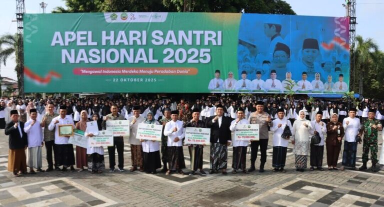 Bupati Blora Tegaskan Dukungan untuk Kemajuan Pesantren, Serahkan Beasiswa untuk Ratusan Santri