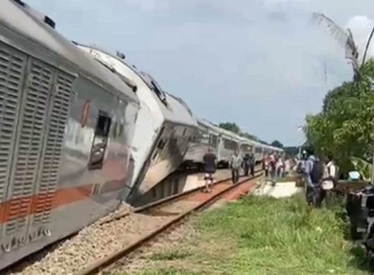 Kereta Anjlok di Stasiun Kedunggedeh