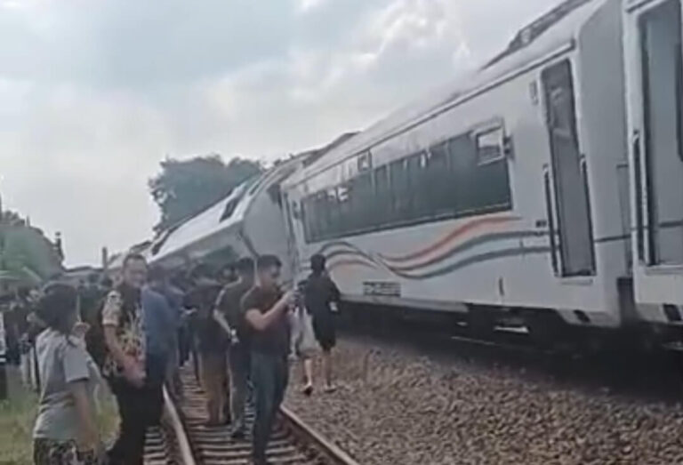 Rangkaian Kereta Api Anjlok