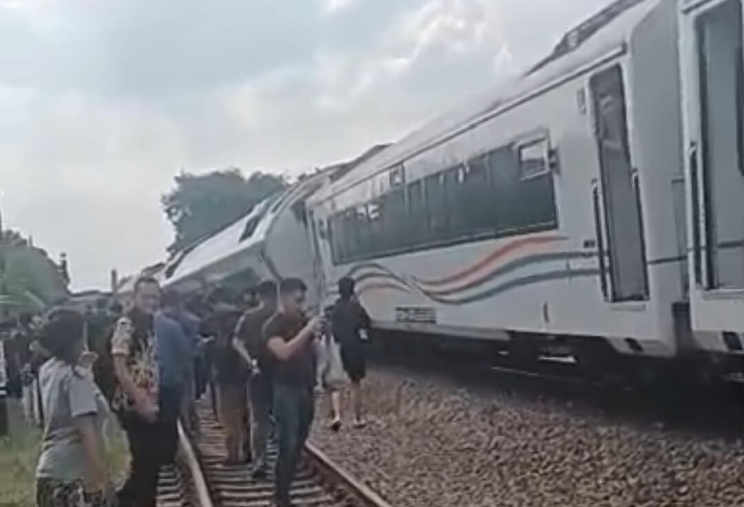 Rangkaian Kereta Api Anjlok