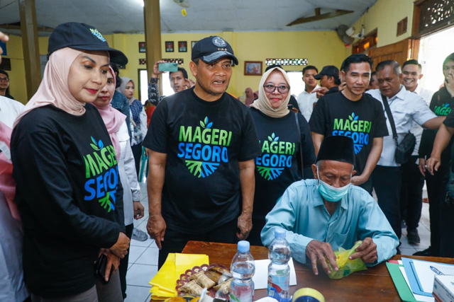 Gubernur Jateng Ahmad Lutfi meninjau kegiatan Pelayanan Kesehatan Spesialistik “Sehat Bareng Lutfi Yasin” di Balai Desa Pidodo Kulon, Kecamatan Patebon, Kabupaten Kendal, Rabu (15/10). [Foto: Dok Humas]