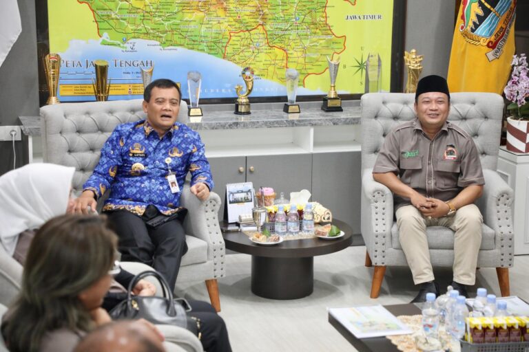 Gubernur Jawa Tengah, Ahmad Luthfi menerima audiensi pengurus Himpunan Tani Merdeka Jawa Tengah, di kantor Gubernur, Rabu (1/10). (FOTO: Dok Humas)