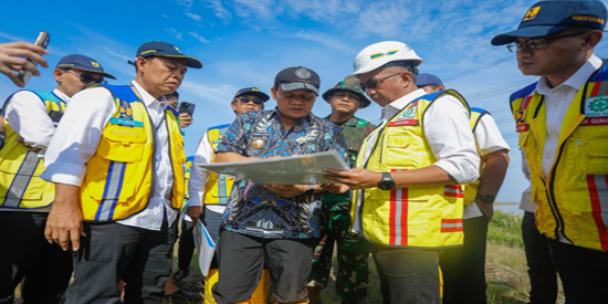 Gubernur Jateng Ahmad Lutfi berdiskusi tentang menanggulangi genangan banjir yang merendam jalan Kaligawe dengan jajaran Dirjen Kementerian PUPR, Kamis (30/10). [Foto: Dok Humas]