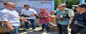 Ketua DPRD Jateng Sumanto menyerahkan bantuan ayam petelur ke warga Desa Kalijirak, Kecamatan Tasikmadu, Kabupaten Karanganyar, belum lama ini. (Foto:Istimewa) 