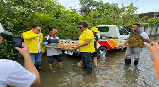 Wakil Ketua DPRD Jateng Mohammad Saleh, menyalurkan bantuan kepada warga terdampak banjir di RT 3 RW X Kelurahan Genuksari, Kecamatan Genuk, Kota Semarang, Rabu (29/10). [Foto: Ist]
