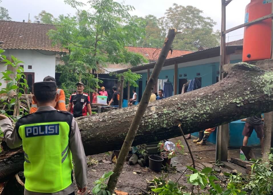 Angin Puting Beliung Tengaran