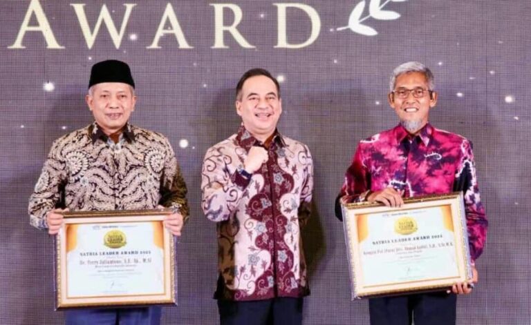 Ahmad Luthfi dan Taj Yasin Raih Penghargaan Satria Leader Award