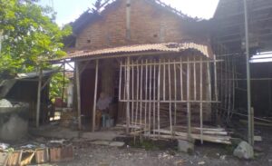 Rumah Rusak Akibat Angin Kencang Terjang Mejobo